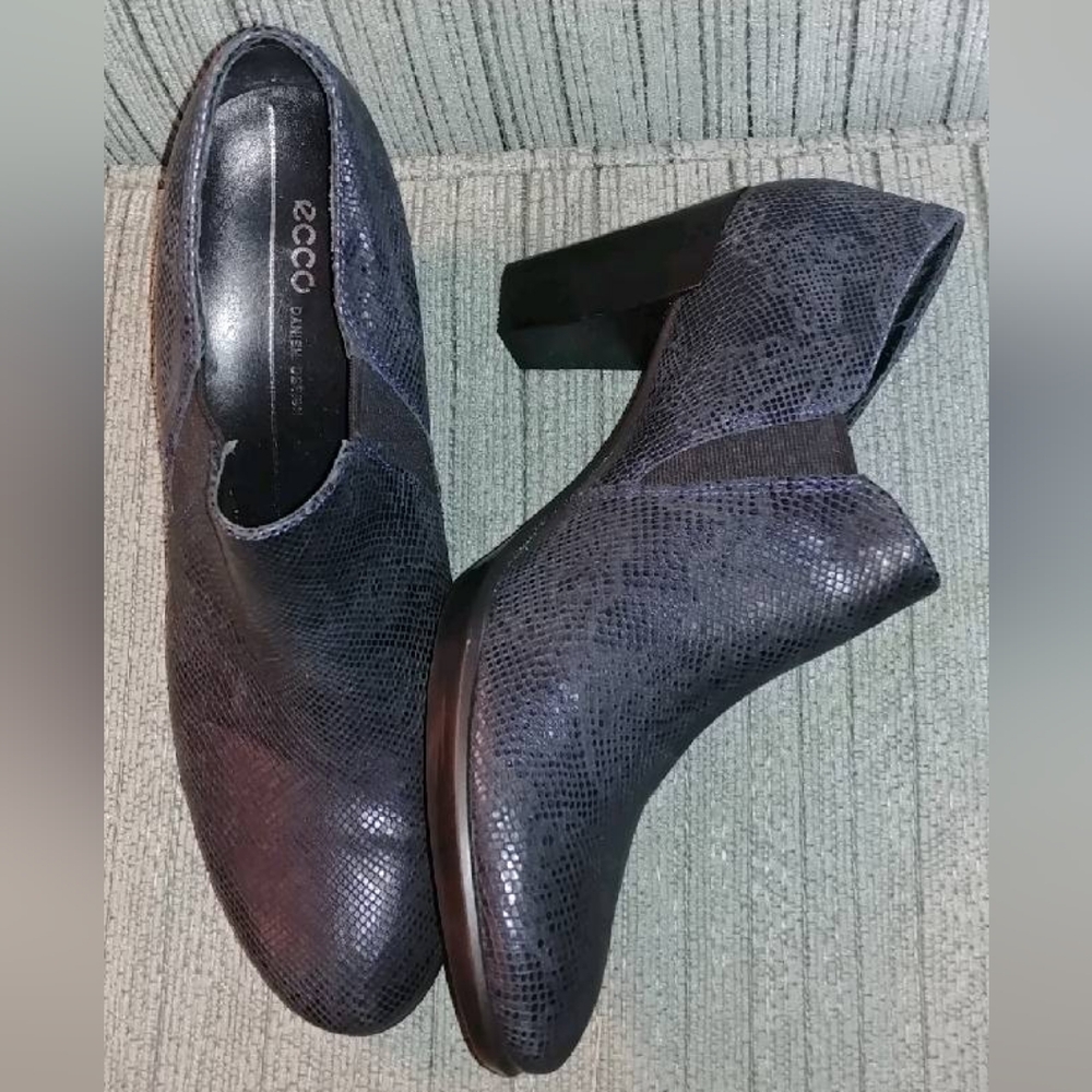 Ecco snakeskin embossed booty